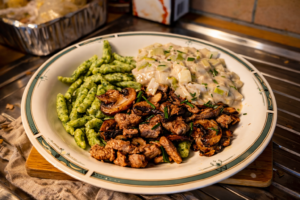 Geschnetzeltes mit Lauch-Rahmsauce, Champignons & Chnöpfli